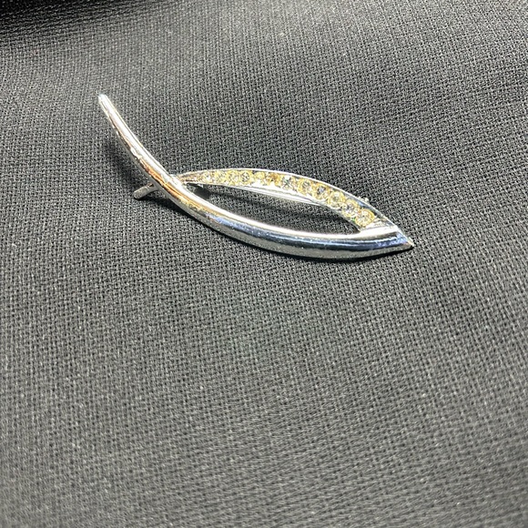 π CLEARANCE π 2/5 VTG Silver Tone Metal Brooch. Missing a few stones. - Picture 3 of 5